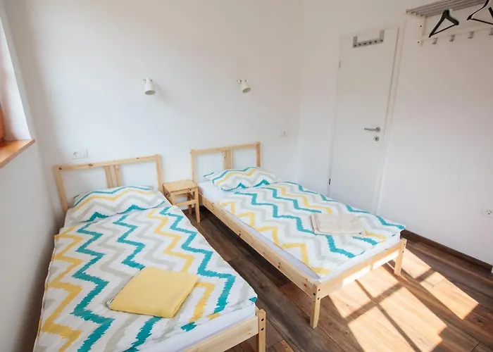 فندق مبيت وإفطار Bikeski Family Hotel, B&b, Apartaments, Mezica